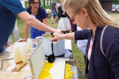 Gießen von Mittelwänden aus Bienenwachs (Foto: Marina Radcke)