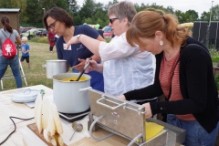 Gießen von Mittelwänden aus Bienenwachs (Foto: Marina Radcke)